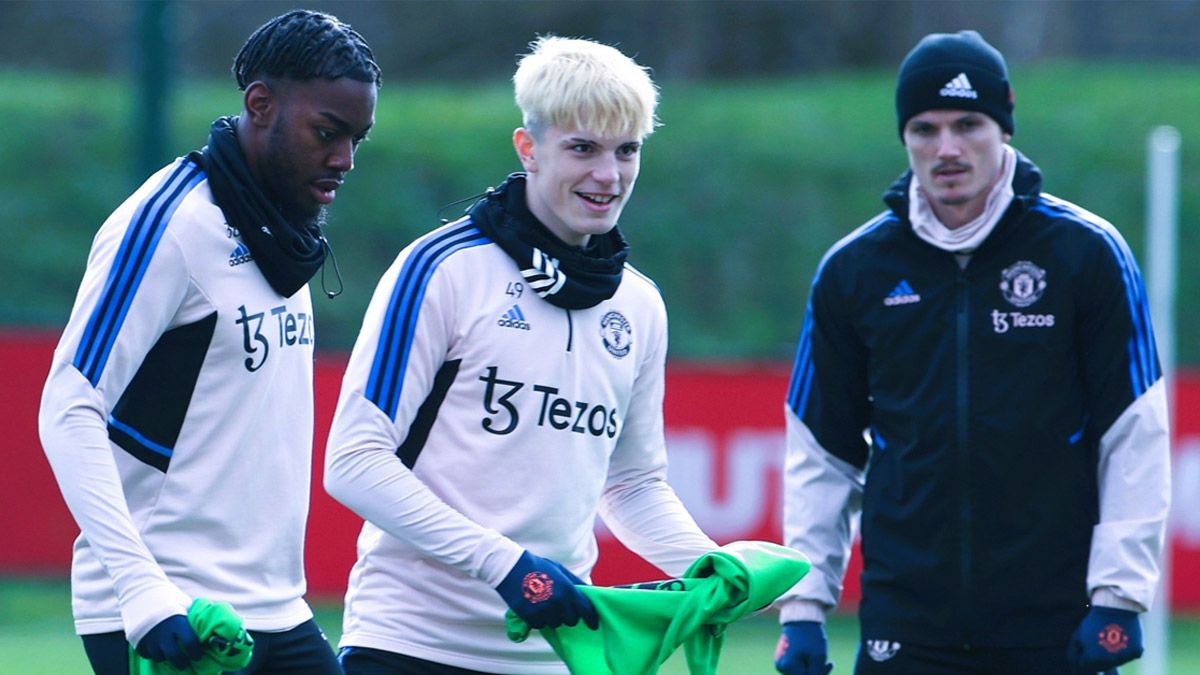 Alejandro Garnacho, teñido de rubio, está siendo cuestionado por la actitud que tuvo contra el Barcelona.