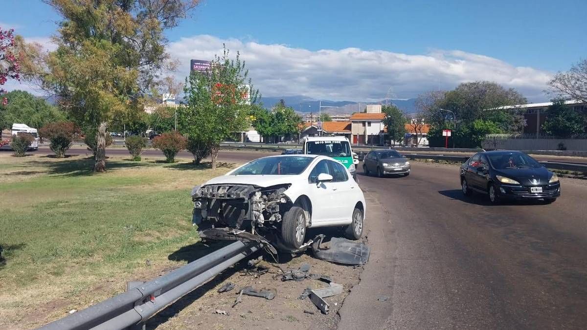 El conductor alcoholizado chocó contra un guardarrail en la rotonda del Cóndor del Acceso. El conductor alcoholizado chocó contra un guardarrail en la rotonda del Cóndor del Acceso.