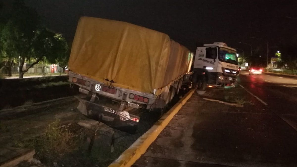 Impresionante accidente de un camión sobre la Costanera, antes de calle Matienzo