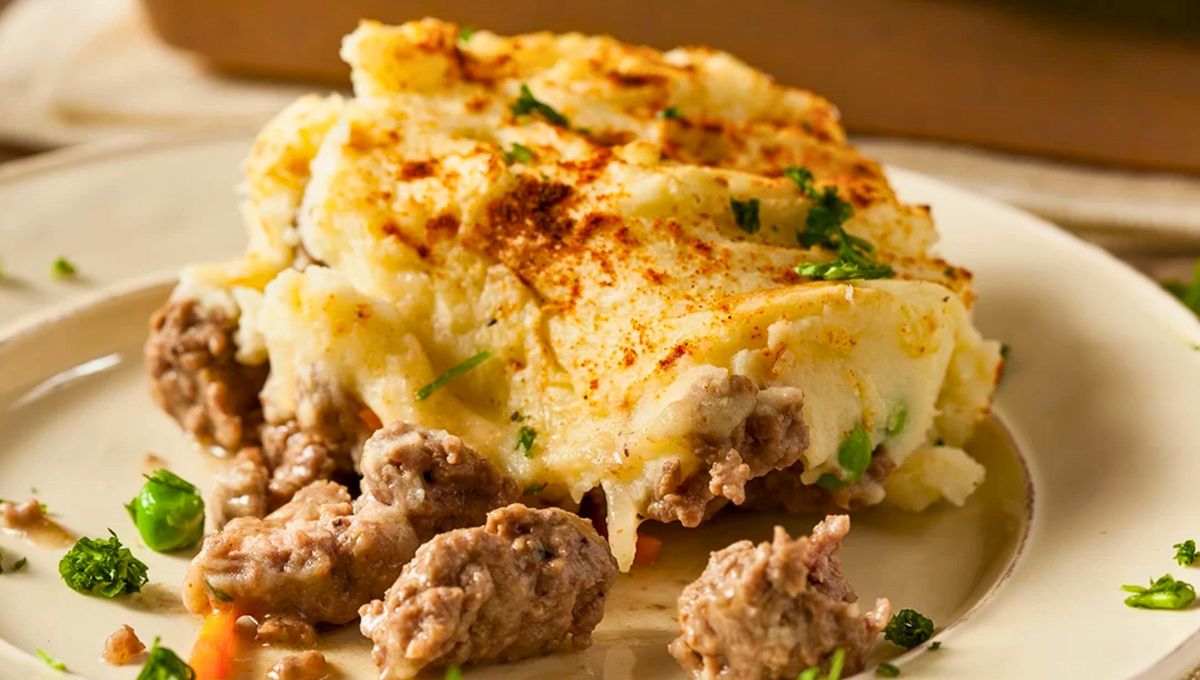 Aunque el pastel de papas es mayoritariamente una receta salada, muchas personas eligen ponerle canela y azúcar. Aunque el pastel de papas es mayoritariamente una receta salada, muchas personas eligen ponerle canela y azúcar.