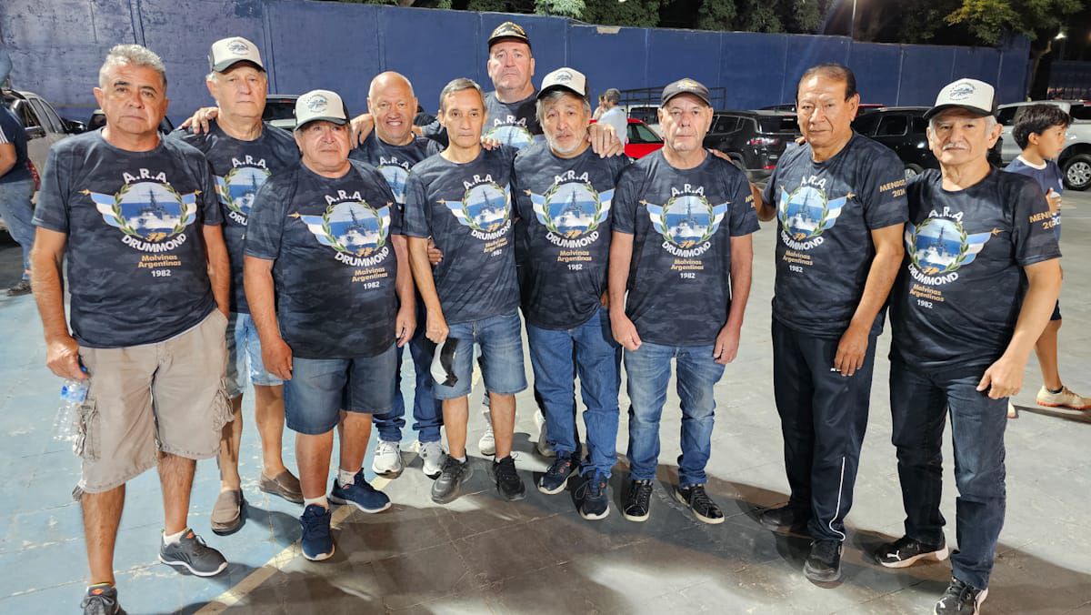 Los héroes de Malvinas tuvieron su merecido homenaje antes de Independiente Rivadavia vs. Banfield (UNO/Nicolás Ríos) Los héroes de Malvinas tuvieron su merecido homenaje antes de Independiente Rivadavia vs. Banfield (UNO/Nicolás Ríos)