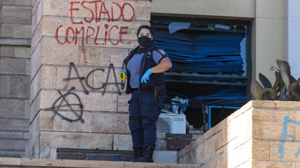 Policía científica realiza pericias en Casa De Gobierno.