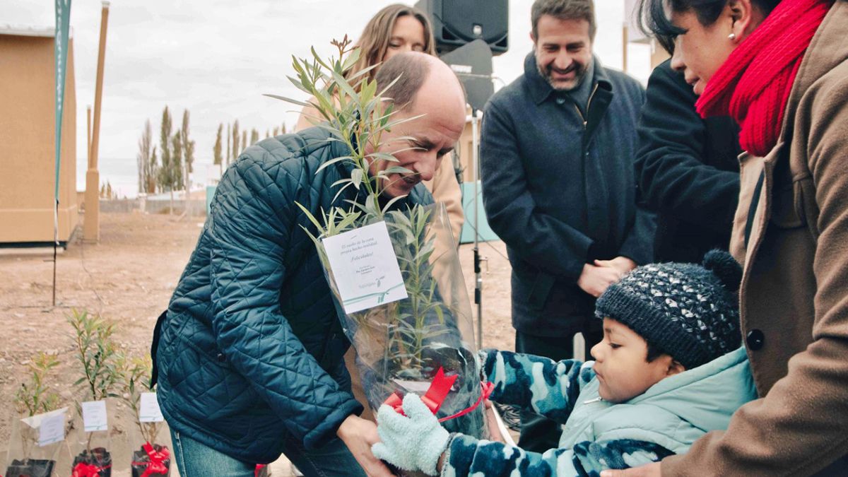El intendente de Tupungato, Gustavo Soto, junto a una familia de propietarios.