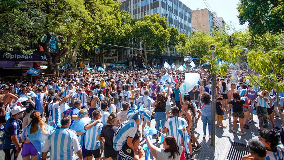 Miles de personas se movilizaron por toda la provincia y muchos festejaron en sus lugares de cercanía, tal como lo había pedido el gobernador Rodolfo Suarez.