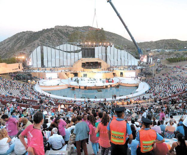 Como todos los años, el gobierno de Mendoza dispuso servicios de transporte especiales para el traslado al Teatro Frank Romero Day. Como todos los años, el gobierno de Mendoza dispuso servicios de transporte especiales para el traslado al Teatro Frank Romero Day.