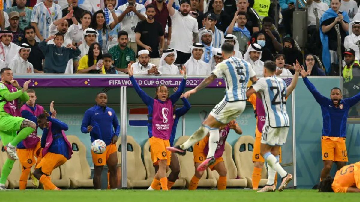 El pelotazo de Leandro Paredes al banco de suplentes de Países Bajos en el Mundial de Qatar 2022. 