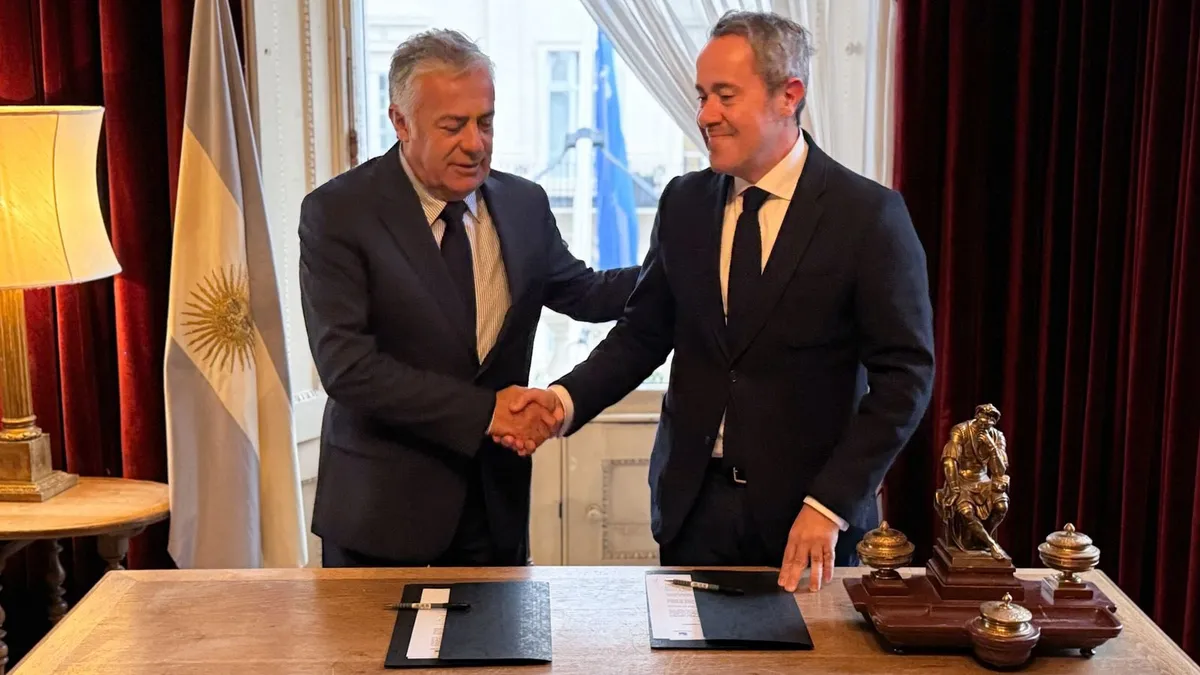 El gobernador Alfredo Cornejo durante la firma del convenio, con el titular de la BACC, Javier &Aacute;lvarez.