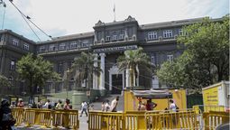 Como en todo el país, en Buenos Aires hubo largas colas para vacunarse y testearse.