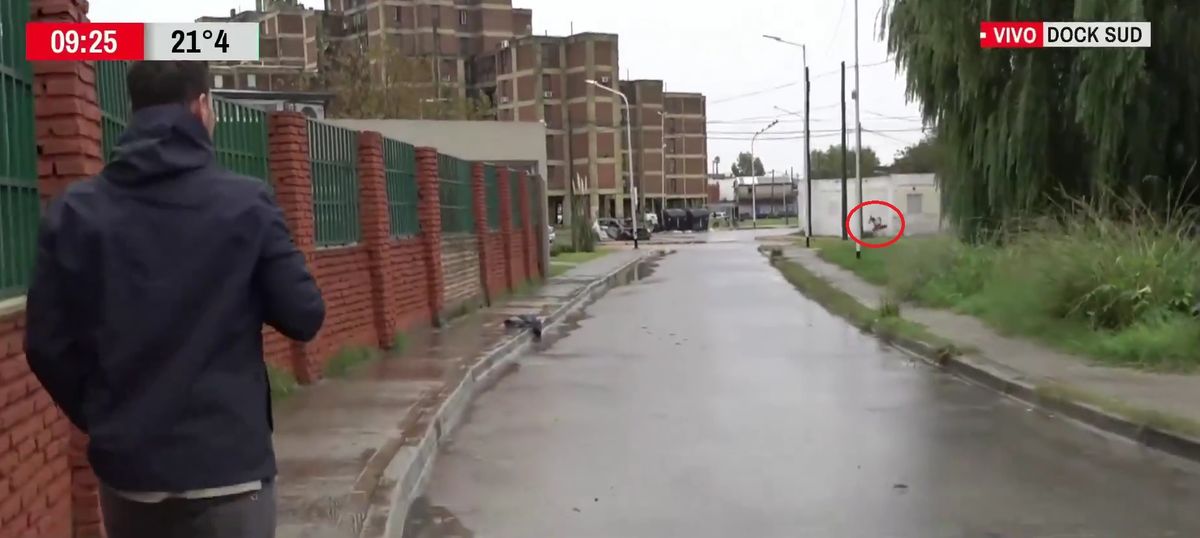 El periodista se cruz&oacute; con los ladrones mientras recorr&iacute;a la zona inundada.