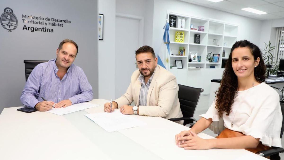 El ministro de Desarrollo Territorial y Hábitat, Santiago Maggiotti, el intendente Fernando Ubieta y la funcionaria nacional Micaela Villaverde.