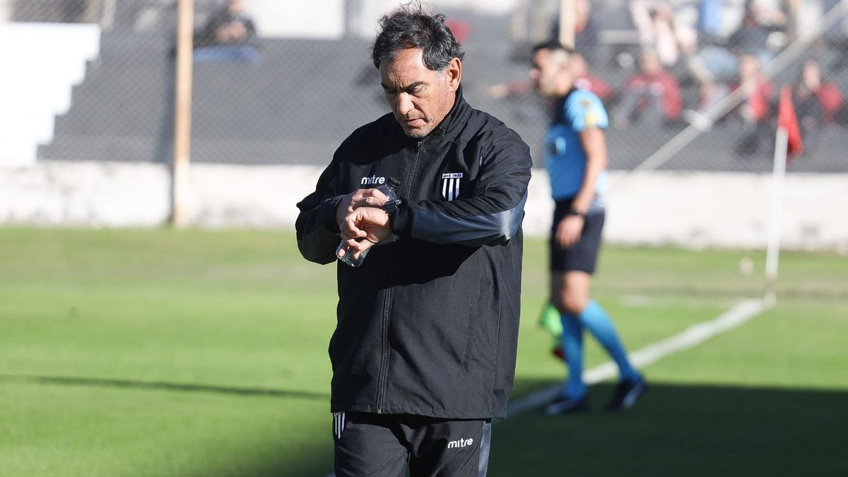 Darío Alaniz por ahora sigue siendo el entrenador de Gimnasia y Esgrima.