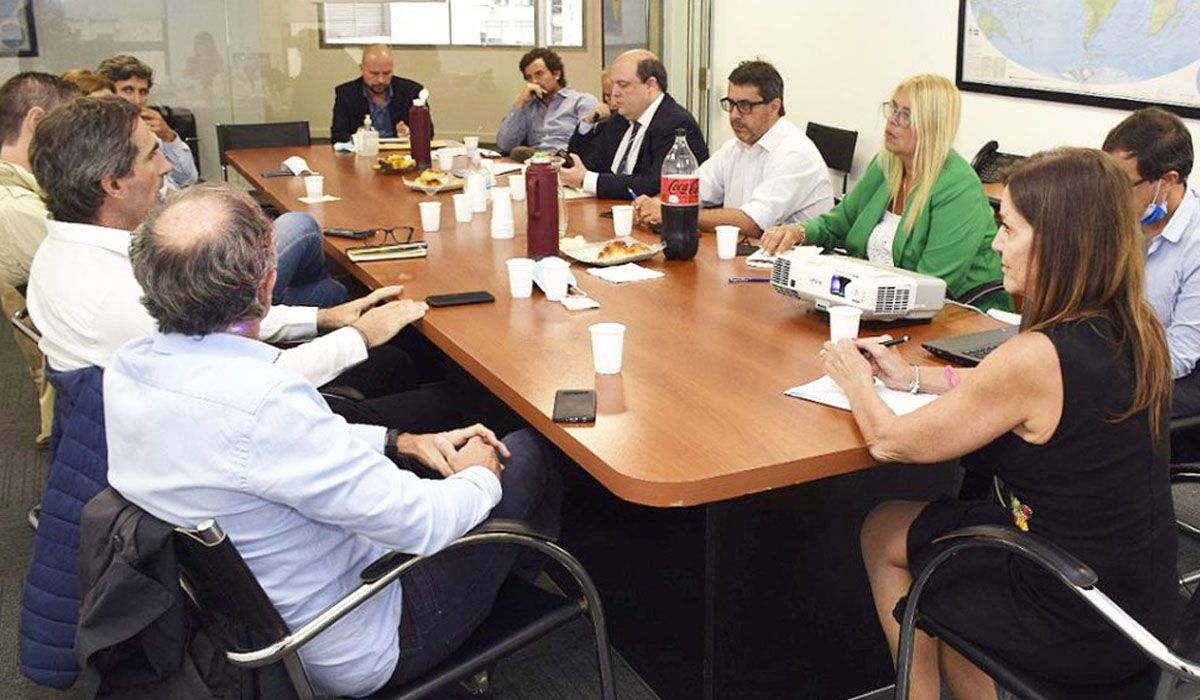 Autoridades de las compañías aéreas y del Gobierno nacional en un primer encuentro por las bandas tarifarias