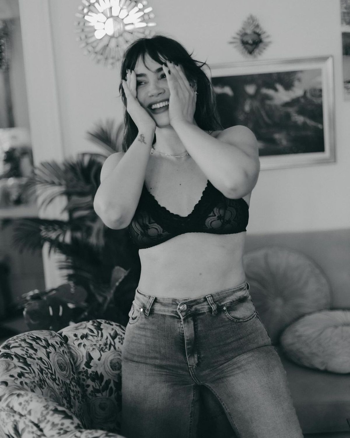 Celeste Cid se suma al corpiñito a la vista y las transparencias de su brassier paralizan la primavera. Celeste Cid se suma al corpiñito a la vista y las transparencias de su brassier paralizan la primavera.