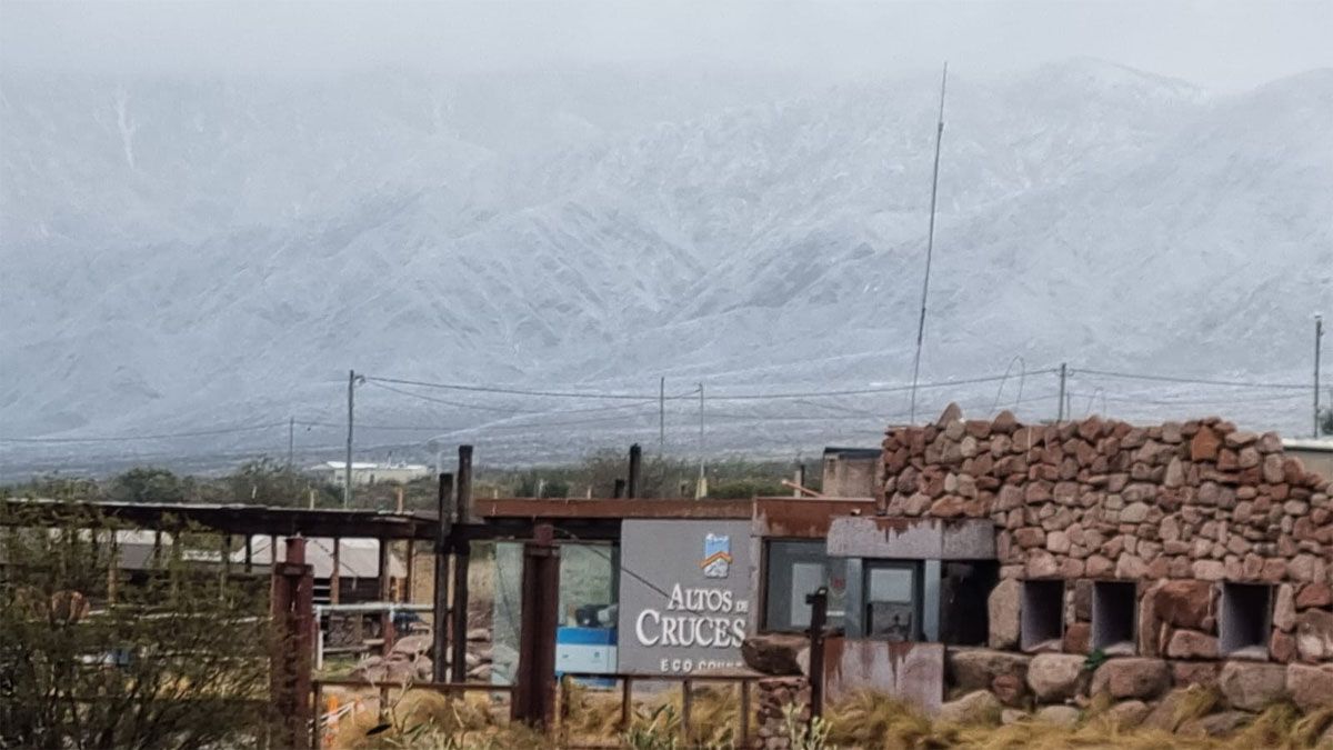 Así se veía la montaña en la mañana de este miércoles desde la zona de La Crucesita, en Luján.