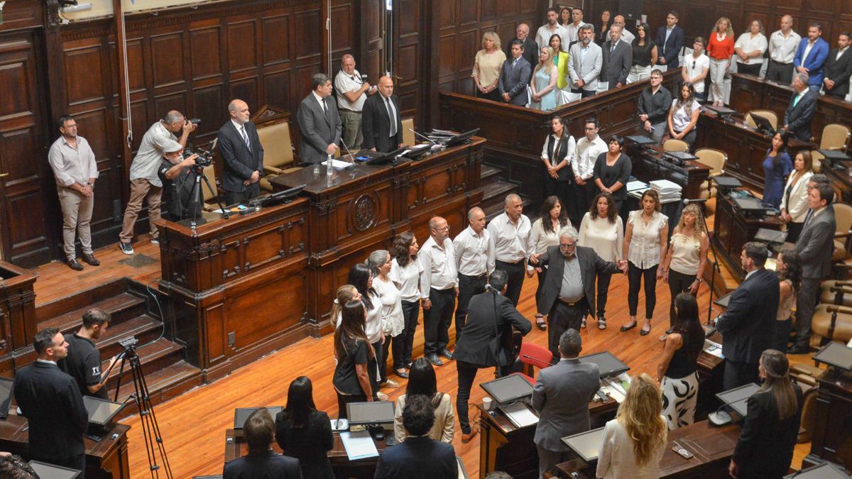 La jura de senadores. Presidió la sesión el vicegobernador Mario Abed. Observó con atención, desde el palco, la futura vicegobernadora Hebe Casado.