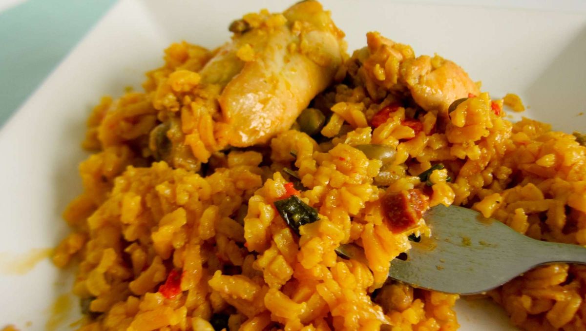 Arroz con pollo, la receta suculenta con 6 ingredientes y en 28 minutos