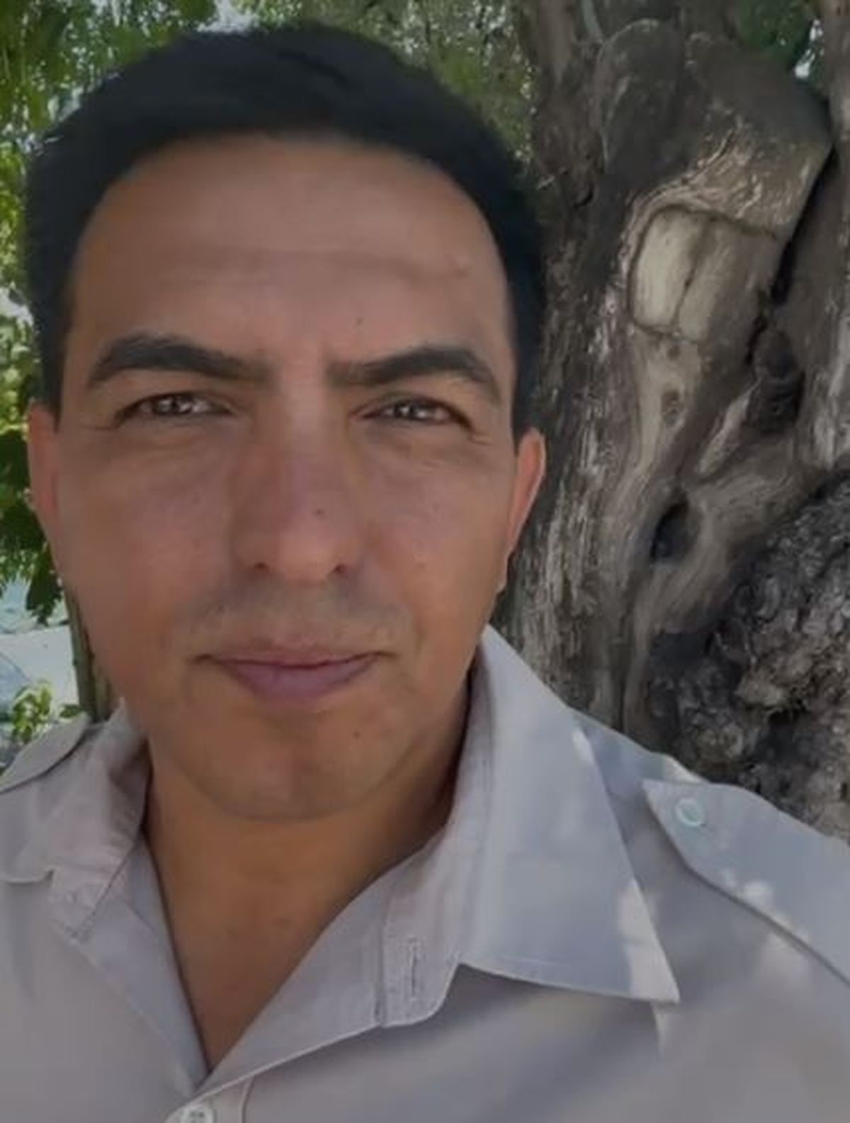 El guardia de seguridad, Emanuel Maravilla, que ayudó a la pequeña de un año que estaba encerrada en el estacionamiento de La Barraca. El guardia de seguridad, Emanuel Maravilla, que ayudó a la pequeña de un año que estaba encerrada en el estacionamiento de La Barraca.