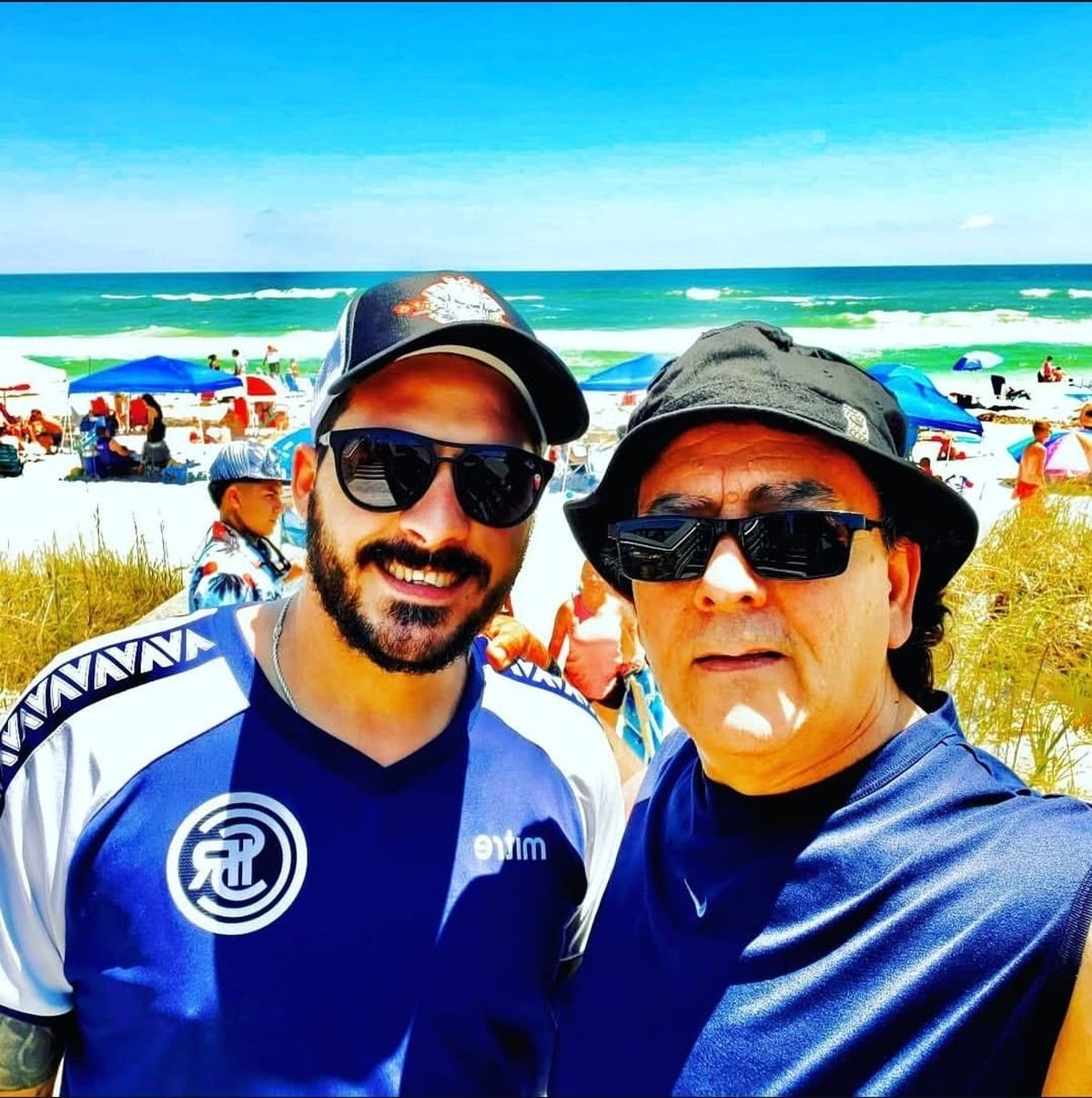 Gastón junto a su padre, quien le heredó la pasión por Independiente Rivadavia.