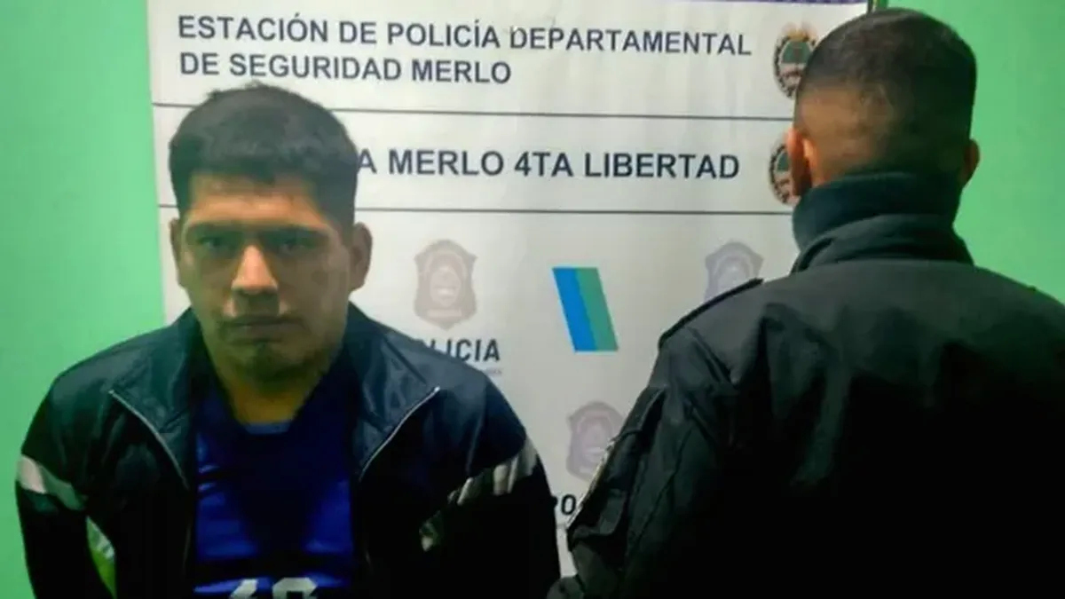 Insólito: un ladrón quiso imitar a Papá Noel y quedó atascado por la panza en la chimenea