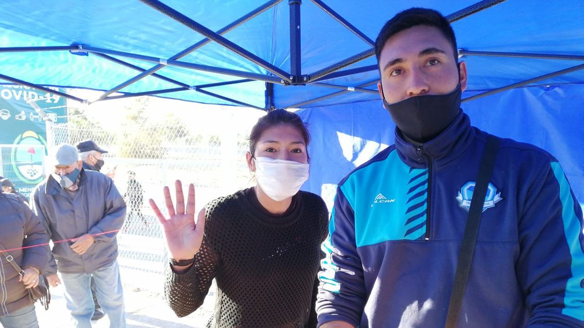 Es enfermera, trabaja en la campaña de vacunación y vende café en su tiempo libre 