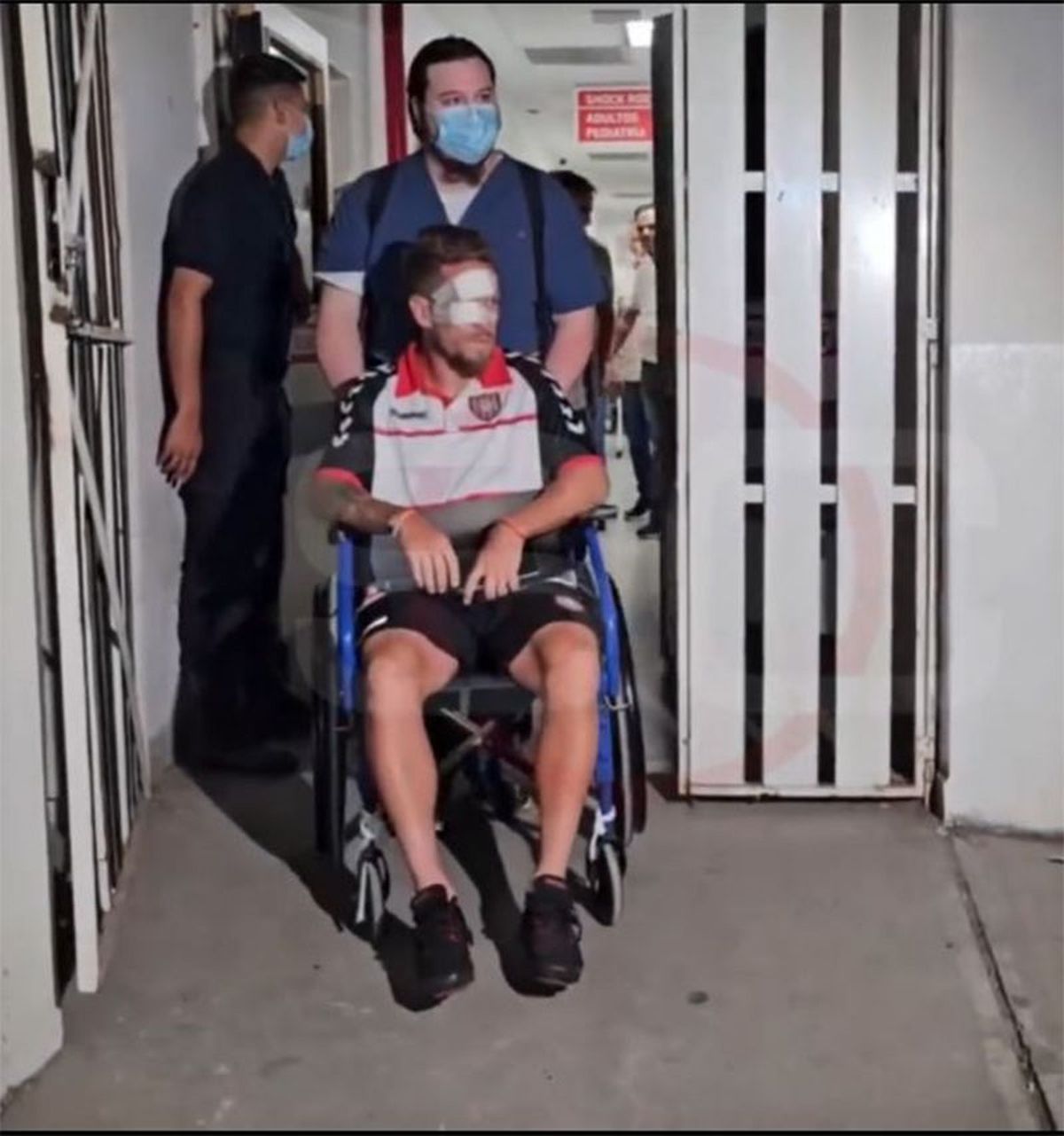 Fernando Brandán salía de la clínica donde lo atendieron. Fernando Brandán salía de la clínica donde lo atendieron.