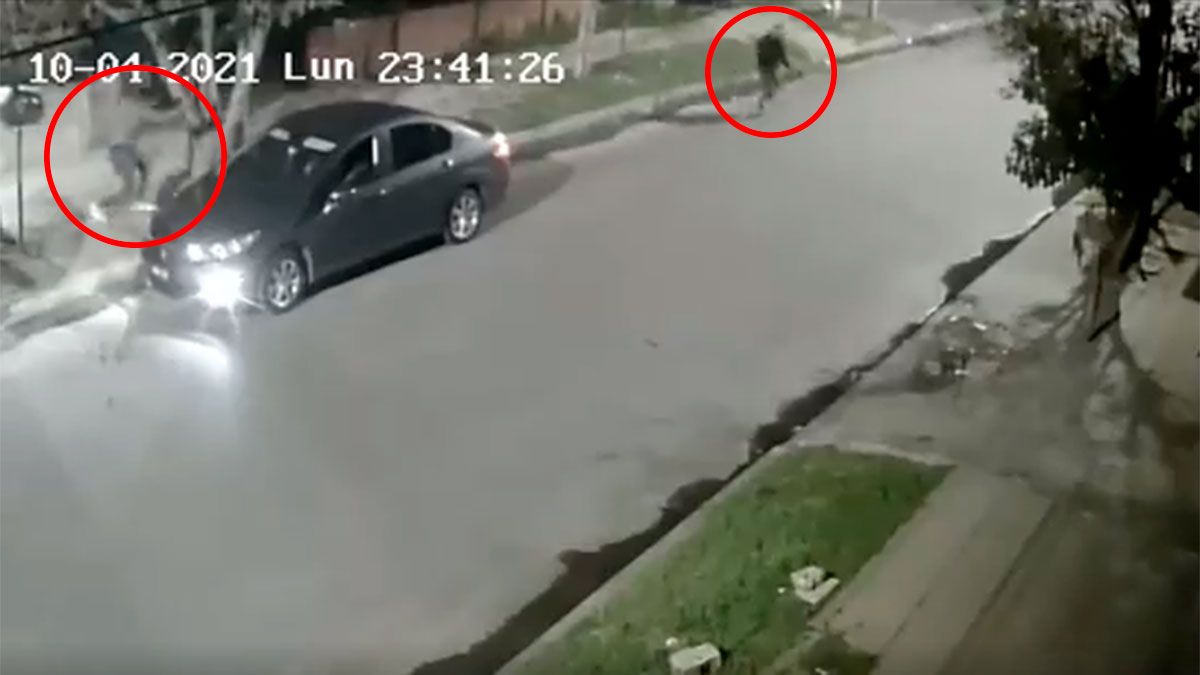 Un oficial de la Policía de la Ciudad mató a dos delincuentes y quedó herido de un balazo en el tórax.