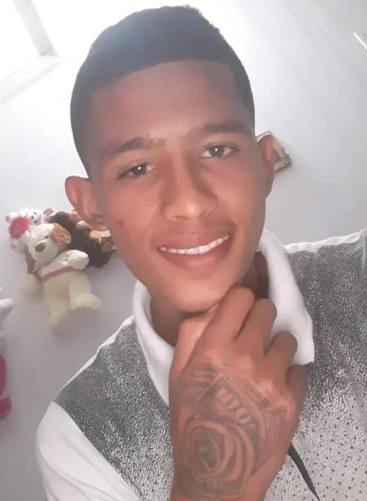 La familia insiste que lo detuvieron por sus tatuajes: una corona y una rosa. La familia insiste que lo detuvieron por sus tatuajes: una corona y una rosa.