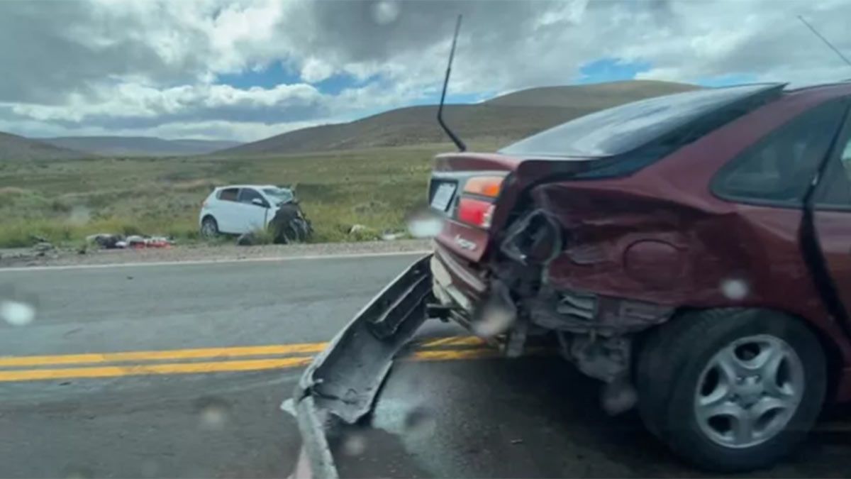 Impresionante. El choque entre un Fiat Palio y un Renault Laguna dejó cuatro muertos. Foto: LM de Neuquén.