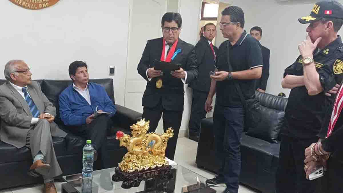 Una de las primeras imágenes de Pedro Castillo detenido.