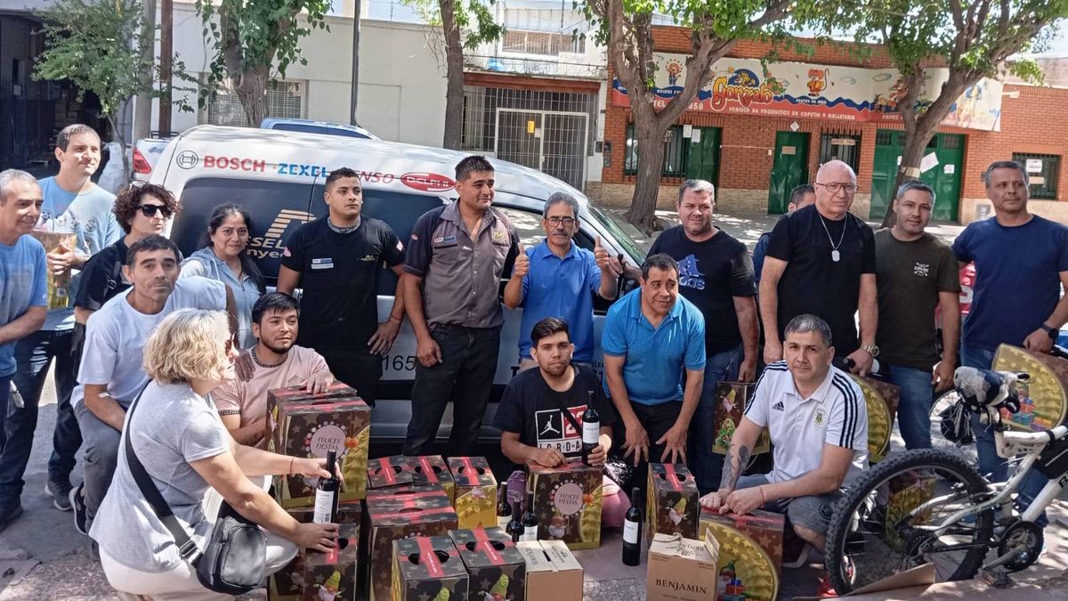 Los empleados de la fábrica de productos de copetín Gonzalo recibieron la sorpresa de otros pares de una empresa cercana: les donaron este viernes 25 cajas navideñas.