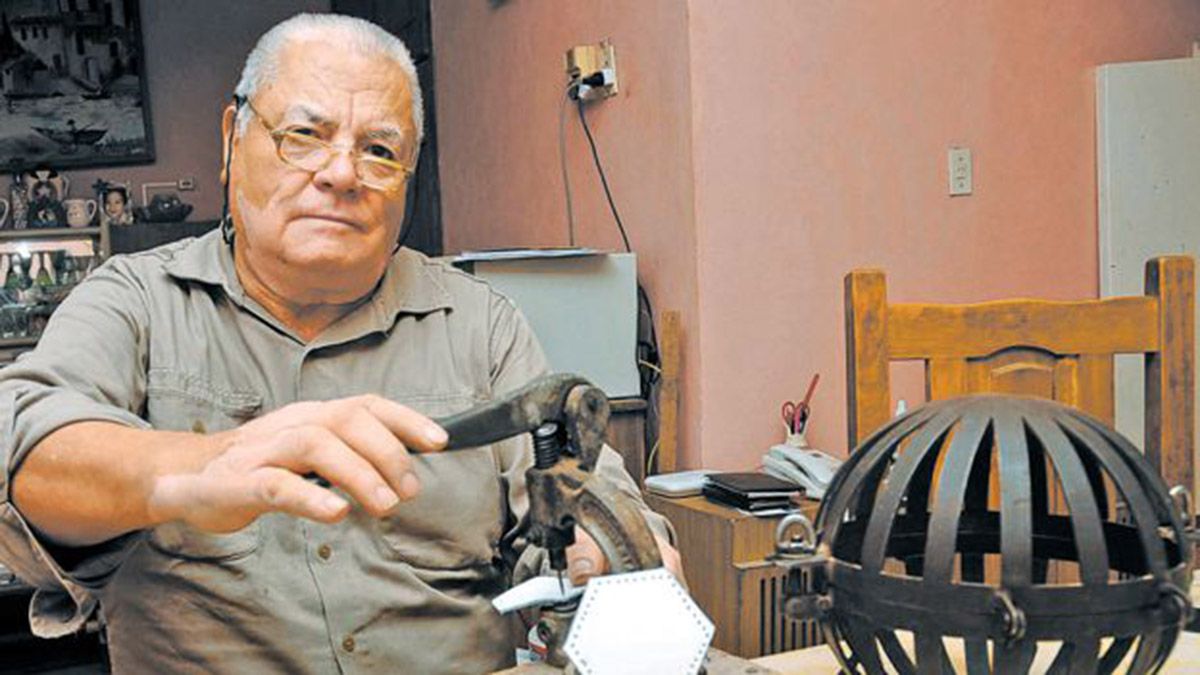 Murió en Rivadavia, Mendoza, Tonino Arce, el último artesano de las pelotas de fútbol