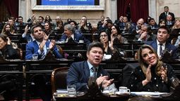 Aplauden los diputados nacionales que salvaron a Adorni. Entre ellos, a la derecha, el liberal mendocino Facundo Correa Llano.