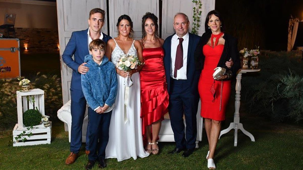 La foto más actual de Giuliana Lucoski junto a su familia, en el casamiento de su hermana.