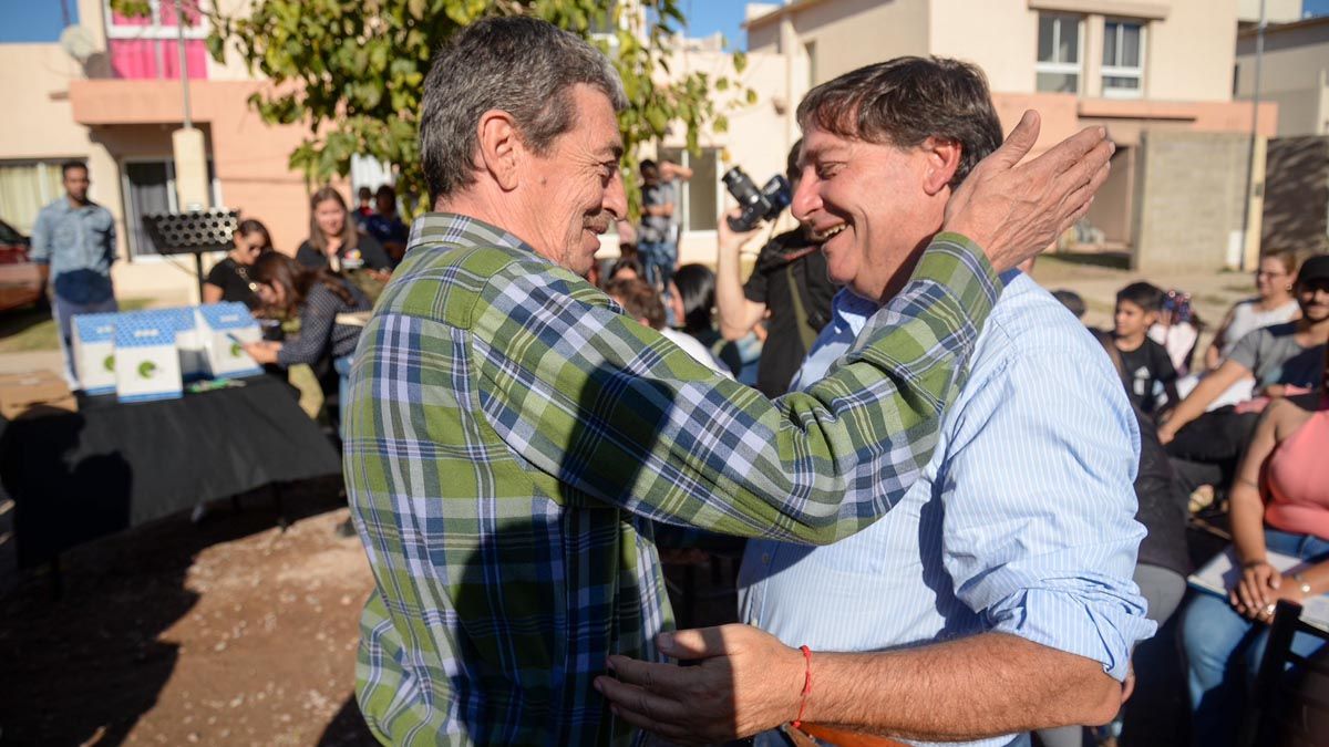 Omar Parisi saluda a uno de los vecinos de Santa Rosa.