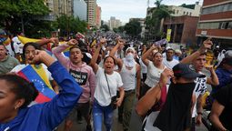 Una masiva manifestación en Venezuela tras las elecciones del domingo cuando se proclamó a Nicolás Maduro como ganador.