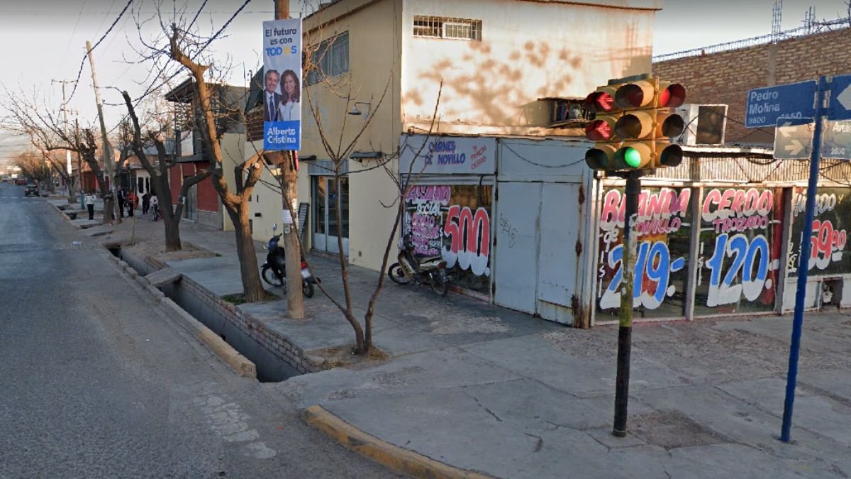 Dentro de la seguidilla de robos agravados registrados en los departamentos del radio urbano de nuestra provincia, el realizado a una carnicería de la esquina de calles Avellaneda y Pedro Molina fue el que resultó con el botín más cuantioso, donde los delincuentes armados lograron llevarse unos $300.000.