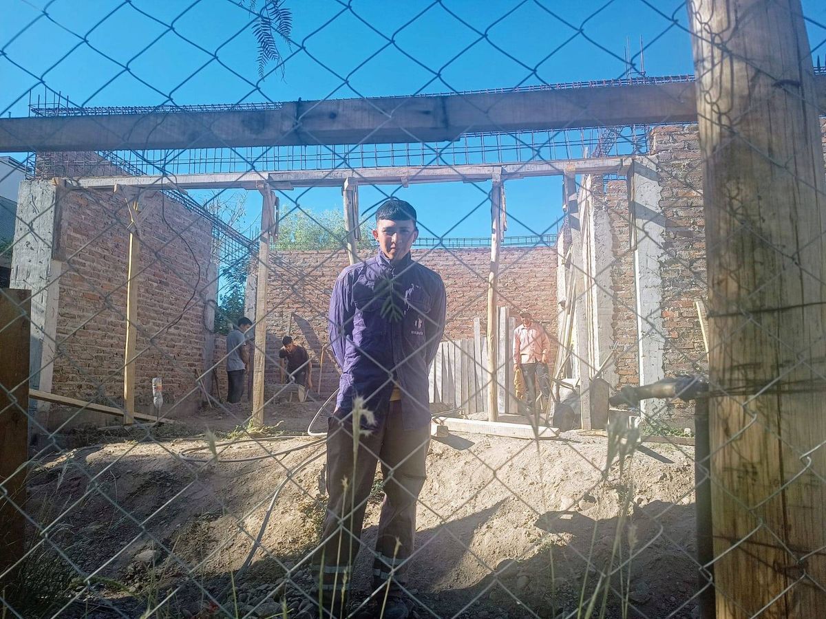 Federico Ozán es albañil y tiene 18 años. "La botella de agua jamás me abandona", dice. Federico Ozán es albañil y tiene 18 años. "La botella de agua jamás me abandona", dice.