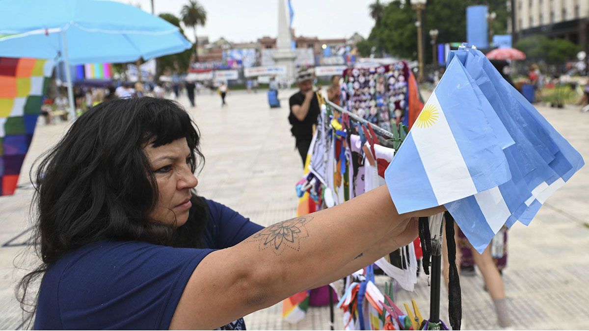 Los vendedores de banderas se congregaron desde temprano.
