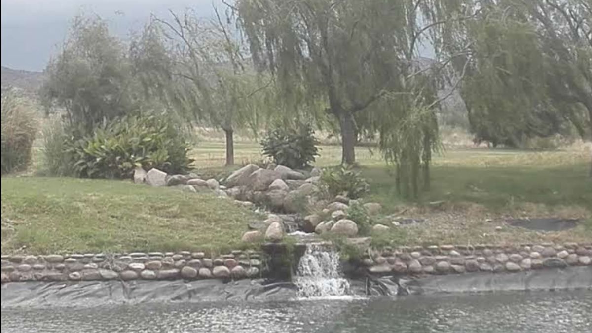 Se puede ver en el borde de la laguna el nylon negro que se usa de impermeabilizante del espejo de agua, el que habría pisado Pérez para resbalar y caer.