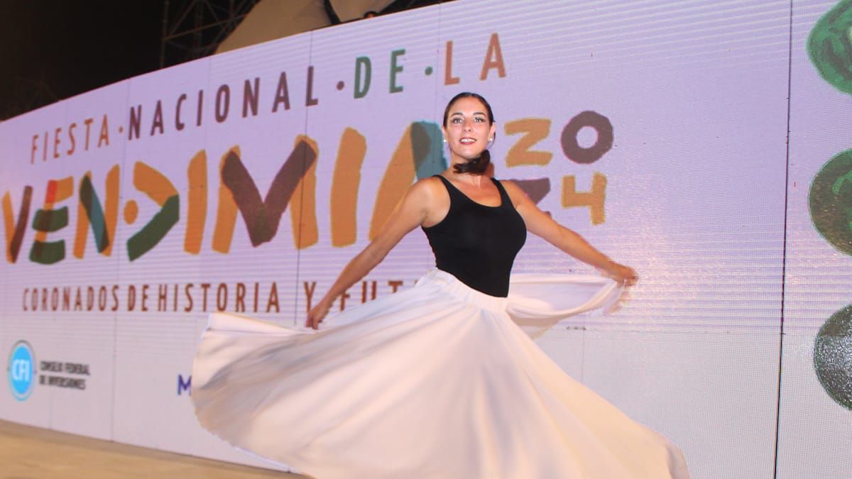 A los 43 años, Mariana Farinha debuta en una Fiesta de la Vendimia. Baila en los cuadros de contemporáneo y jazz. A los 43 años, Mariana Farinha debuta en una Fiesta de la Vendimia. Baila en los cuadros de contemporáneo y jazz.