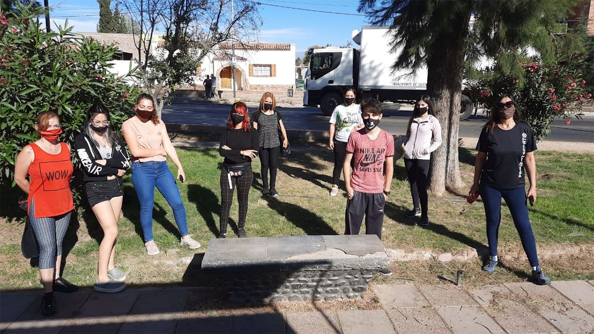 Padres y alumnos de 5° año de la escuela Julio Fernández Peláez, Coquimbito, Maipú