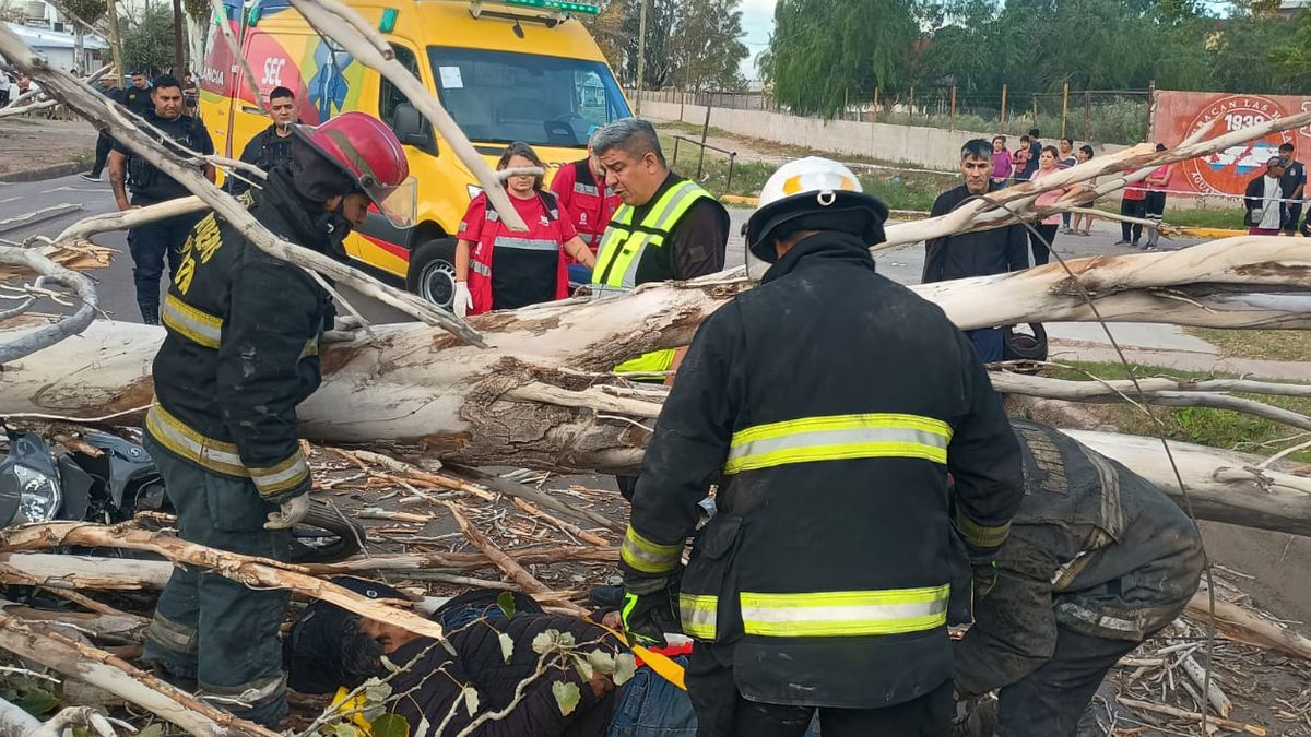 Los bomberos asistieron a las víctimas, pero uno no fue rescatado con vida. El otro fue hospitalizado.