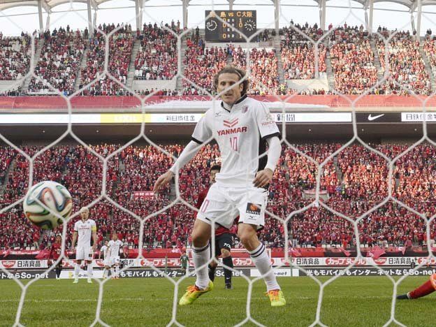 Forlán marcó su primer gol en la liga de Japón