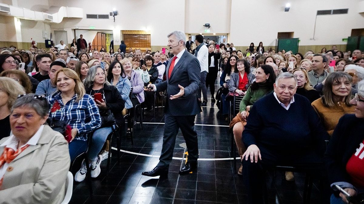 El médico López Rosetti cautivó al público mendocino reunido en la sede del Colegio Farmacéutico de Mendoza El médico López Rosetti cautivó al público mendocino reunido en la sede del Colegio Farmacéutico de Mendoza