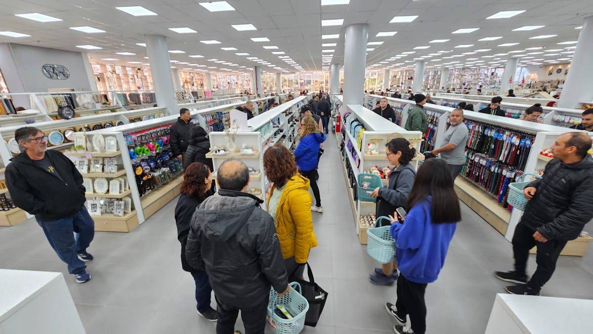 Furor de compras en la apertura del mega bazar chino de calle 9 de Julio y Las Heras. Furor de compras en la apertura del mega bazar chino de calle 9 de Julio y Las Heras.