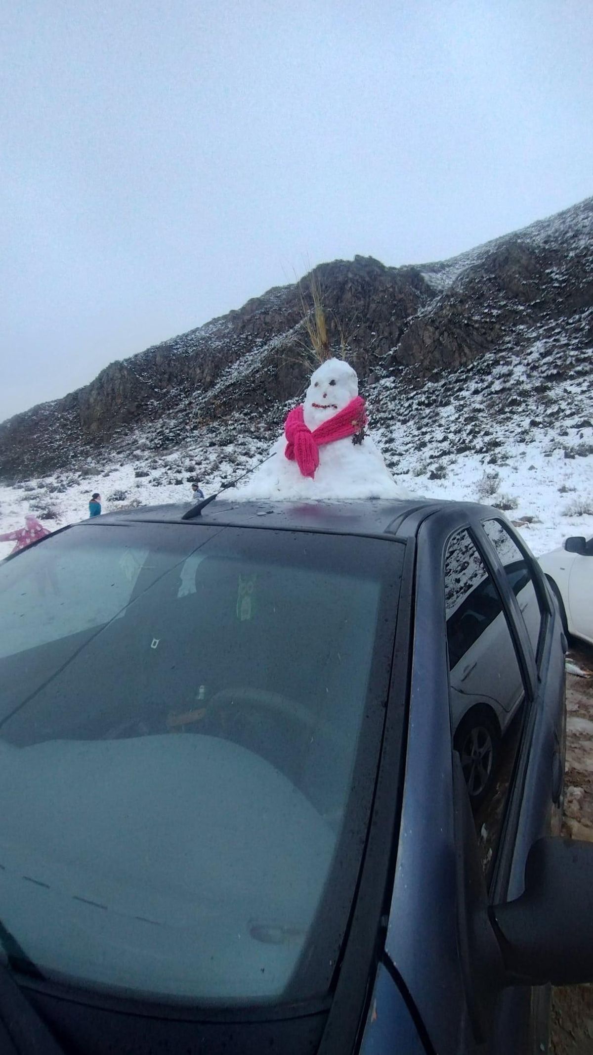 La primera nevada fuerte en Mendoza generó alegría y entusiasmo. Hasta hubo quien sacó a pasear a un muñeco de nieve en Tunuyán. La primera nevada fuerte en Mendoza generó alegría y entusiasmo. Hasta hubo quien sacó a pasear a un muñeco de nieve en Tunuyán.
