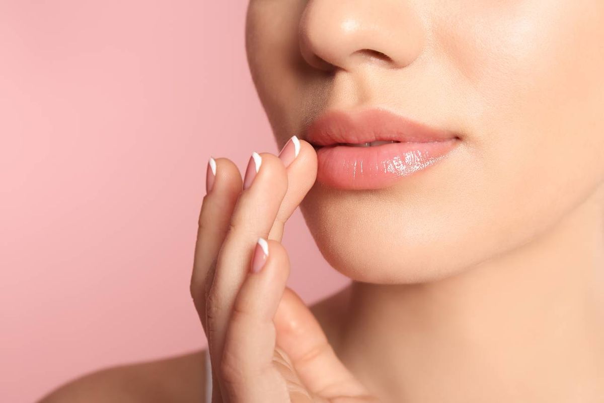 Para lucir unos labios carnosos, la exfoliación e hidratación son indispensables. Para lucir unos labios carnosos, la exfoliación e hidratación son indispensables.