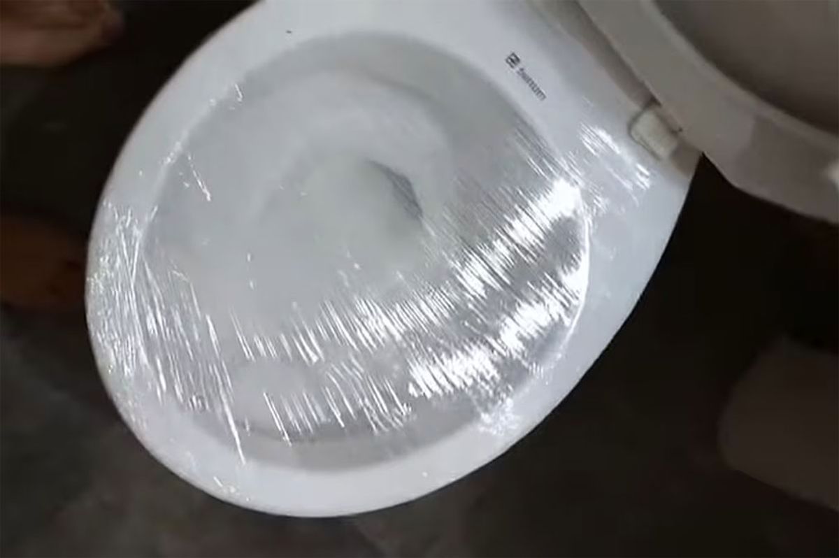 La cinta adhesiva es perfecta para destapar el inodoro del baño, con este método recomendado por los especialistas. La cinta adhesiva es perfecta para destapar el inodoro del baño, con este método recomendado por los especialistas.