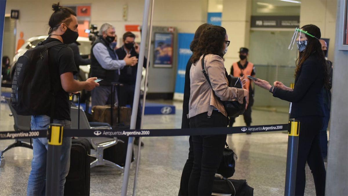 Las restricciones en el ingreso en el aeropuerto El Plumerillo arrancan desde este martes y se extienden al menos por una semana.