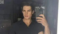 Braden Eric Peters, el influencer conocido como Clavicular, posa para una fotografía que resalta sus marcadas facciones faciales. El joven de 20 años alcanzó la fama en redes sociales por promover métodos extremos de estética masculina, los cuales generaron múltiples debates sobre la salud física y mental de sus seguidores.